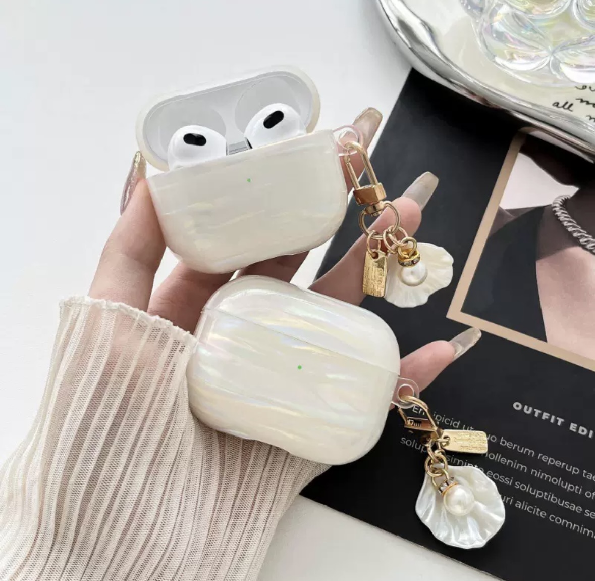 funda-de-airpods-nacarado-blanco-lineas-con-llavero-concha-y-perla