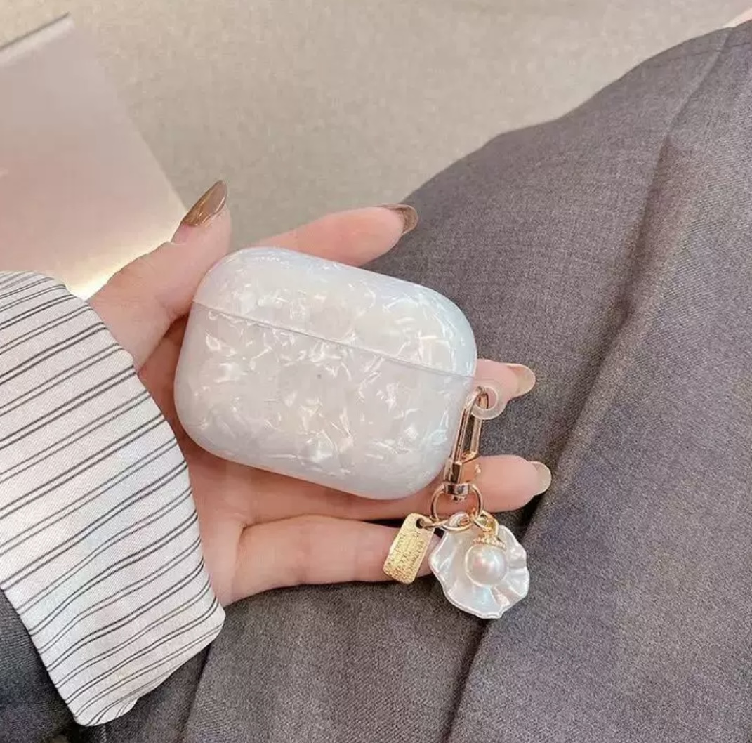 funda-de-airpods-nacarado-con-llavero-de-concha-y-perla-aesthetic