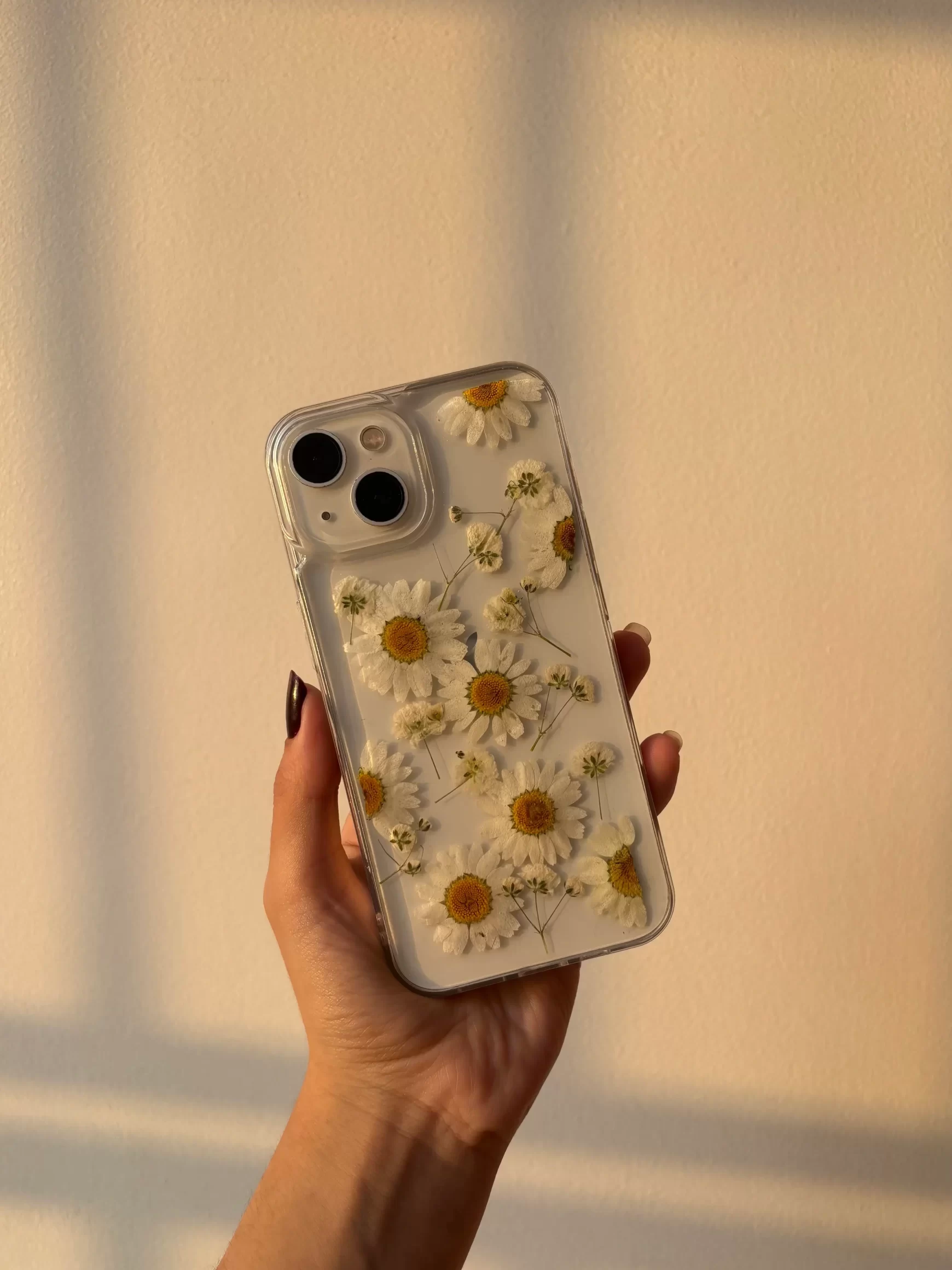 case-iphone-flores-naturales-margaritas-antishock