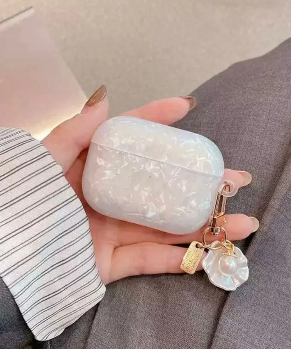 funda-de-airpods-nacarado-blanco-con-llavero