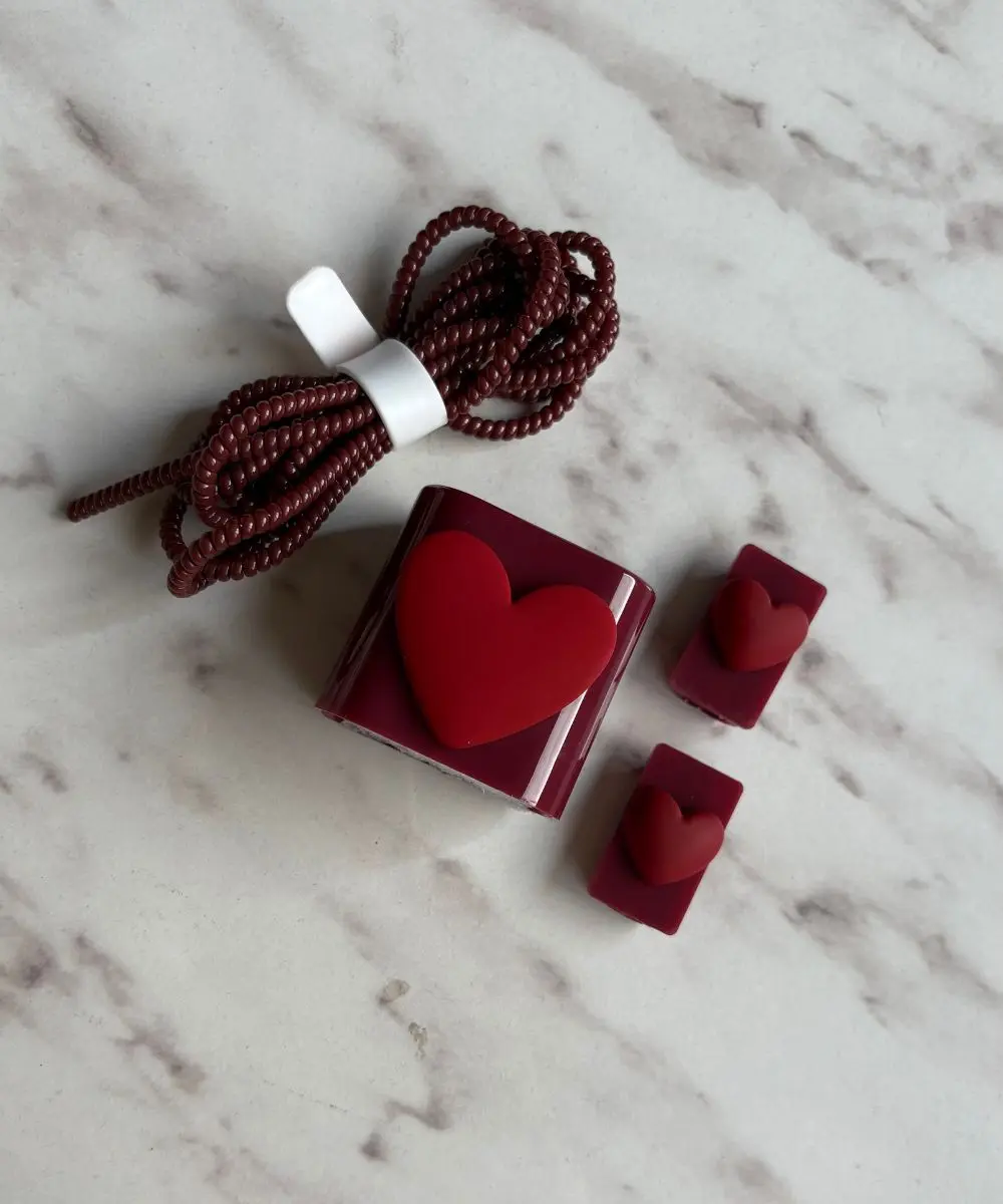 protector de cargador iphone corazon vino