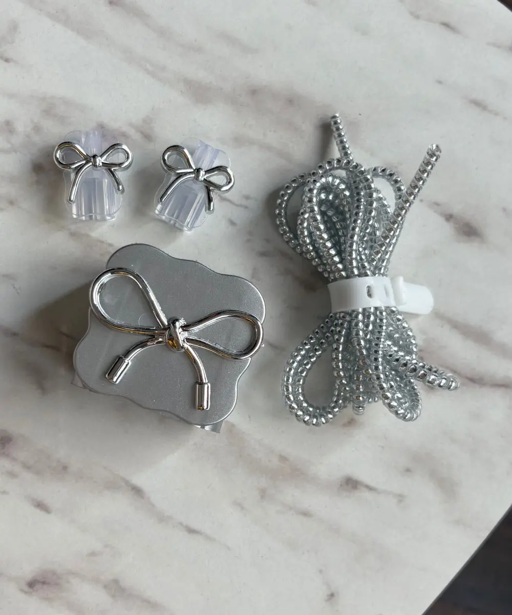 protector de cargador iphone lazo plateado-